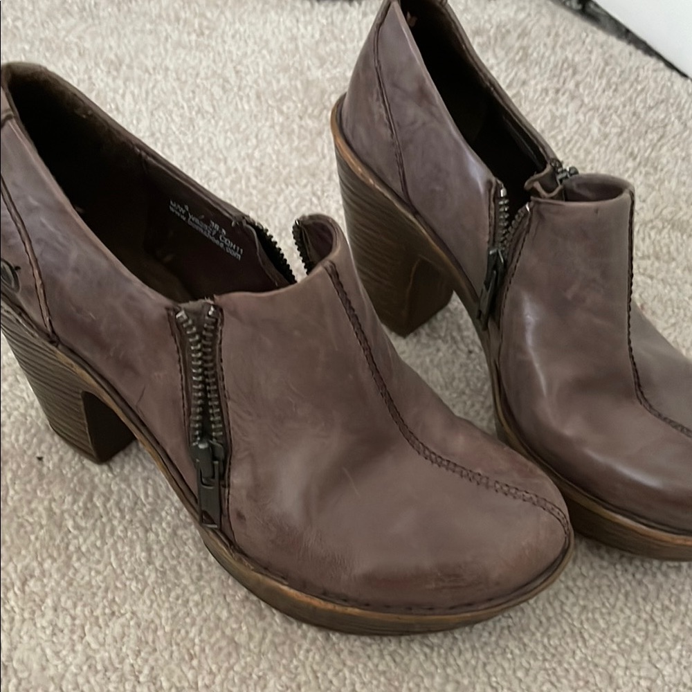 Never worn born bottie  . Excellent condition. Zipper side